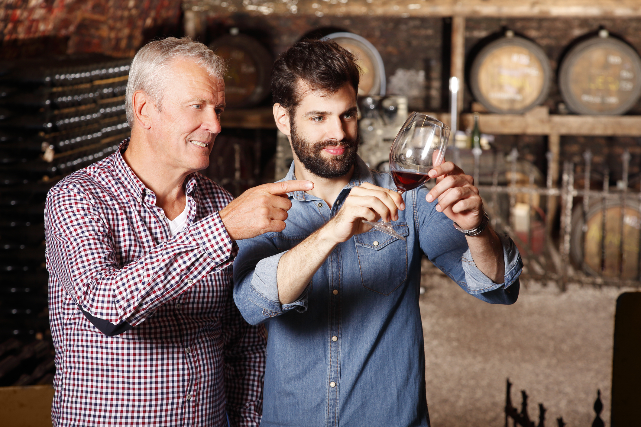 Otec a syn pracujú spoločne vo svojej rodinnej vinárni.