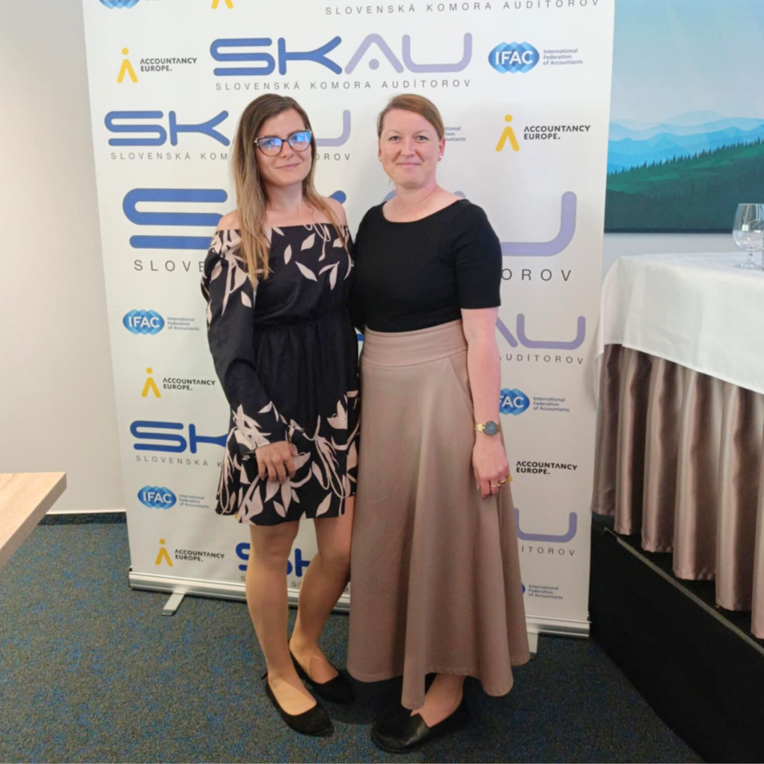 Asistentky audítorov Veronika a Olinka na konferencii SKAU.